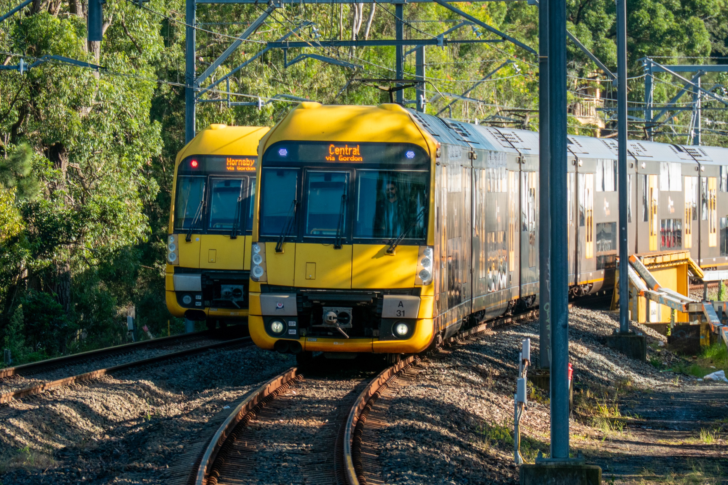 Two trains advancing on parallel routes